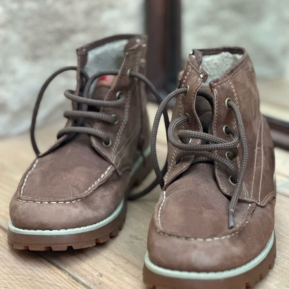 Kids camper boots. Size 4 / eu 35.  stylish classy. Comfey. - Picture 3 of 6